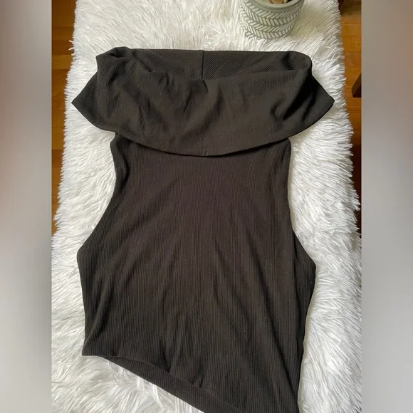 Naked wardrobe sleeveless Turtleneck Top 🖤 - Picture 4 of 8